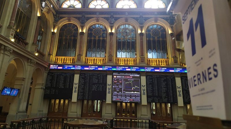 El IBEX 35 pierde un 0,67% semanal por la caída de los grandes valores y la banca