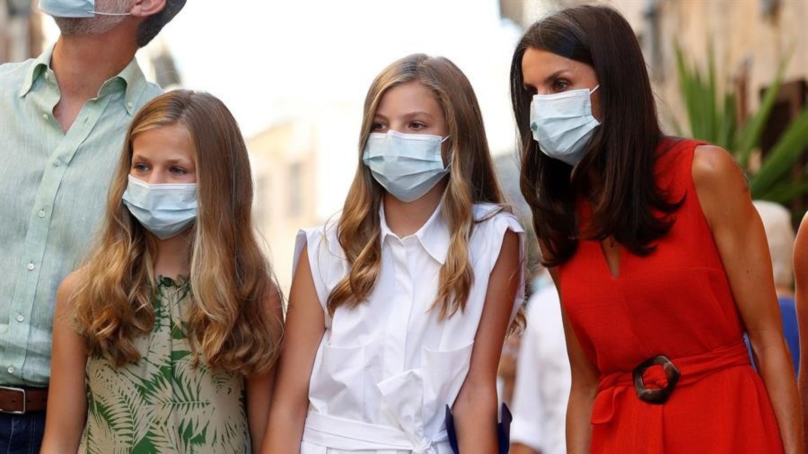 La princesa Leonor (i) junto a la infanta Sofía (c) y la reina Letizia (d)