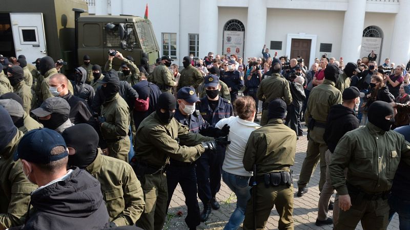 Decenas de detenidos durante una marcha de mujeres en el centro de Minsk