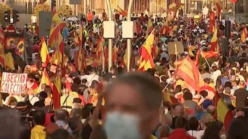 Miles de personas se manifiestan en Madrid contra la gestión del Gobierno en la crisis del coronavirus