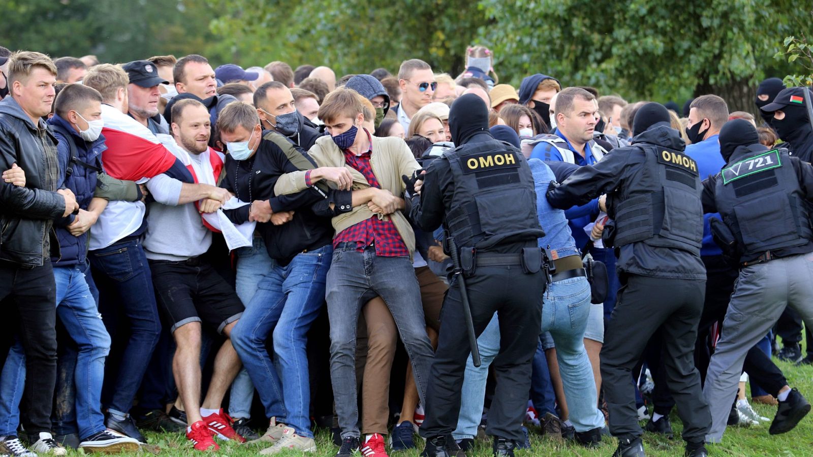 Miles de personas se han reunido en el centro de Minsk para protestar contra el presidente Alexandr Lukashenko.