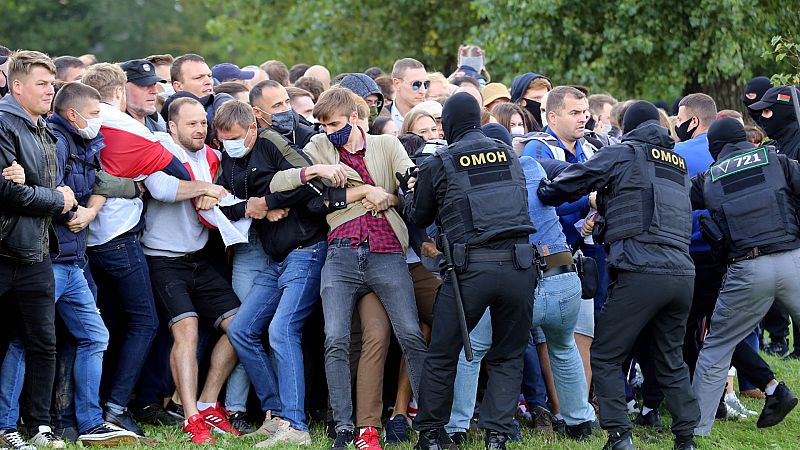Al menos 250 detenidos durante una multitudinaria protesta en Bielorrusia