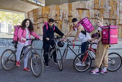 Playz rueda 'Riders', nueva ficción ambientada en el mundo del reparto de comida a domicilio