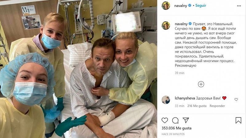 El opositor ruso Navalny muestra una imagen de su recuperación en el hospital rodeado de su familia