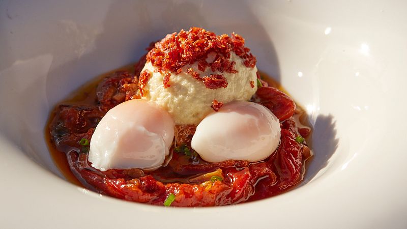 Receta de asadillo de pimientos con huevitos poch, espuma de aceituna y polvo de jamn