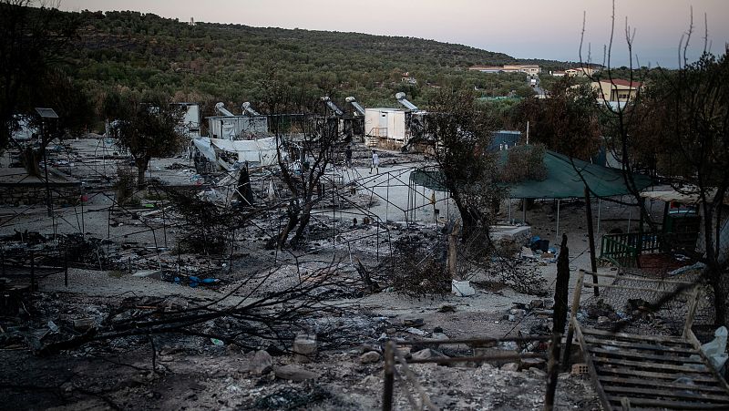 La policía griega detiene a cinco refugiados por su presunta implicación en los incendios en el campo de Moria