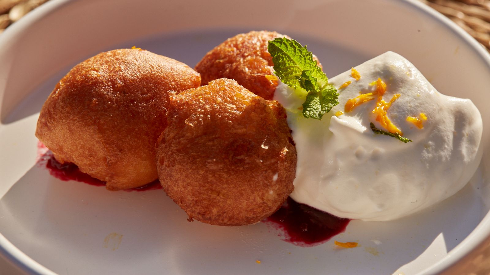 Buñuelos de viento rellenos de compota de cereza con chantilly de naranja