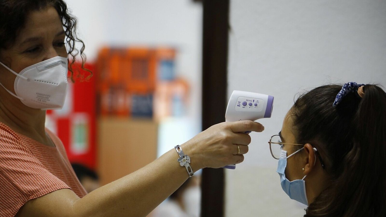 Una profesora toma la temperatura a una alumna en Córdoba