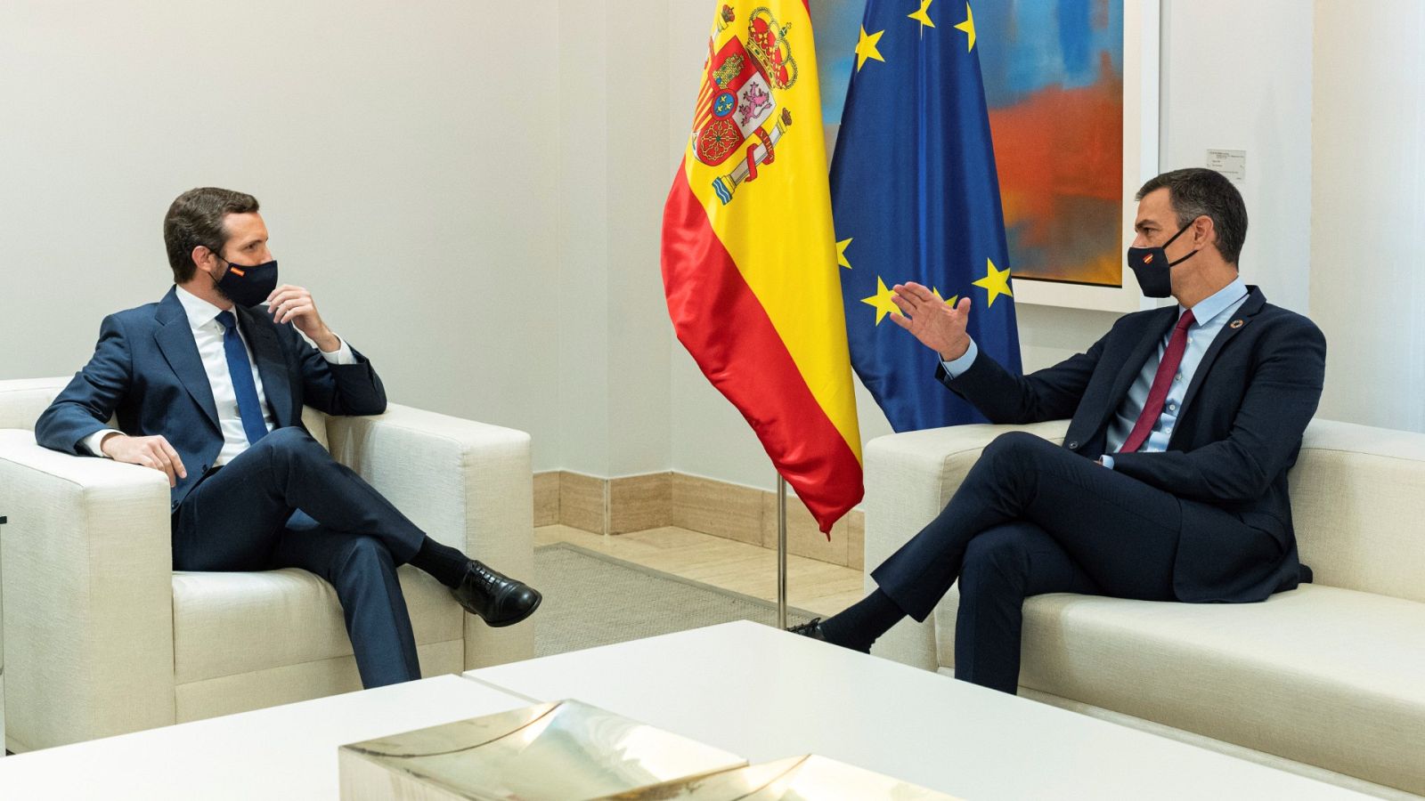 Pedro Sánchez y Pablo Casado en su encuentro en el palacio de la Moncloa