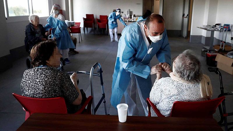 La amarga sensación de los mayores aislados en residencias: "Me están quitando años de vida"