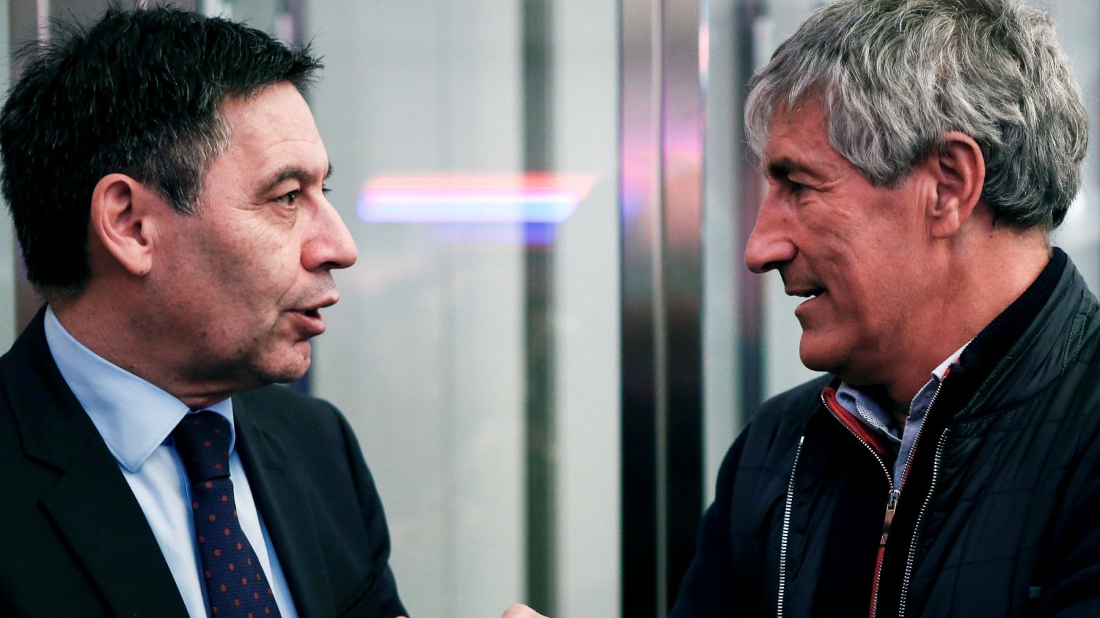 Josep Maria Bartomeu (i), conversa con el entrenador del primer equipo, Quique Setién