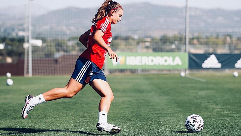 Alexia Putellas cambia el '11' por el '14', homenaje a Virginia Torrecilla