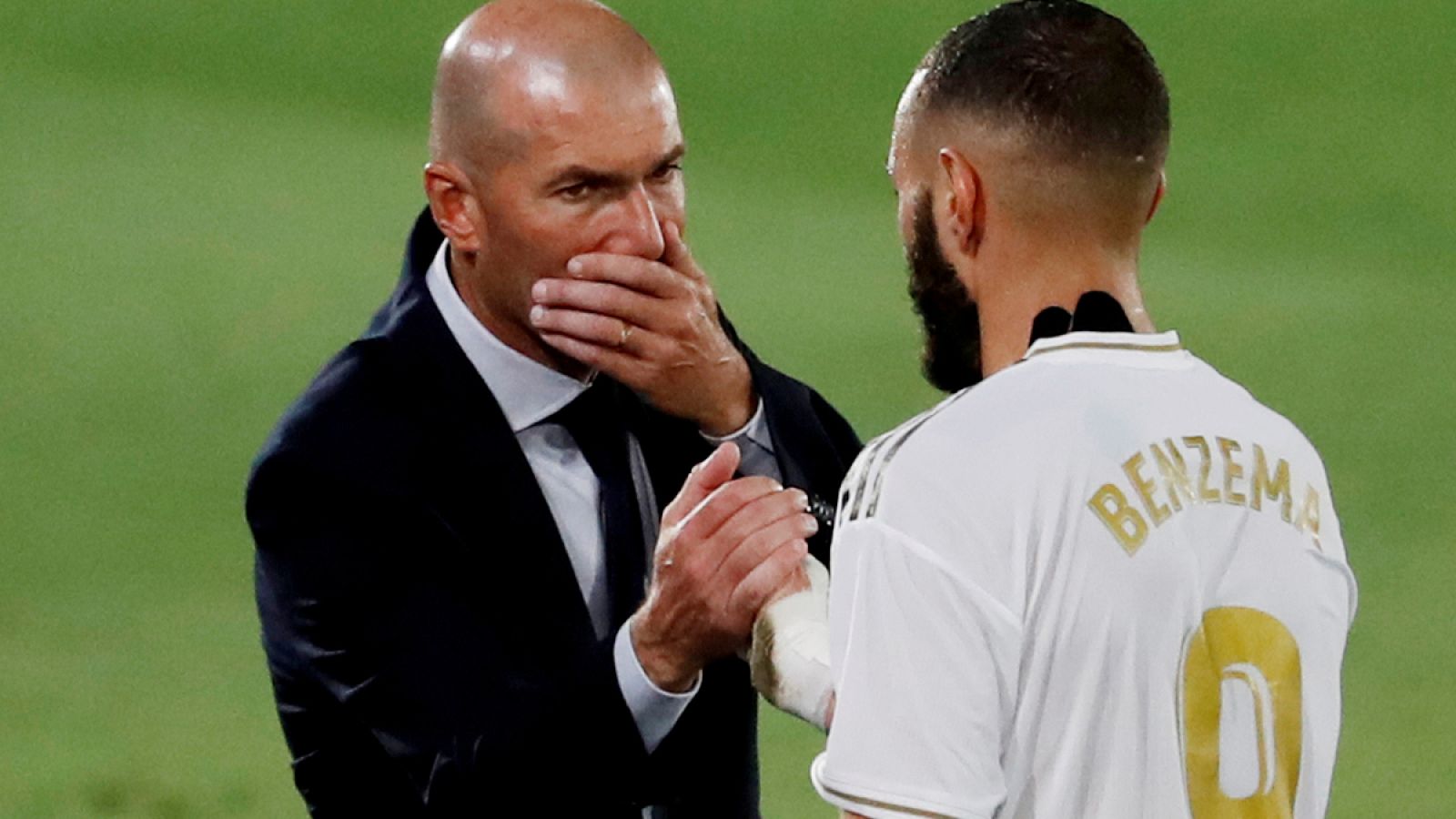 Zinedine Zidane (i) conversa con Karim Benzema (d)