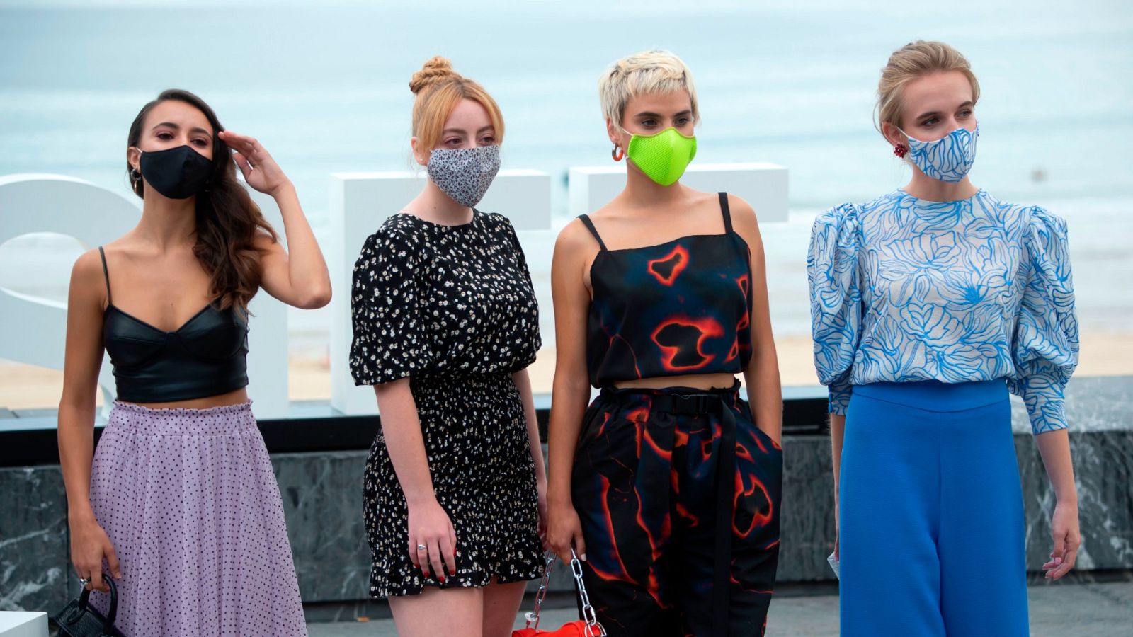 Las actrices Yune Nogueiras, Lorea Ibarra,Jone Laspiur eIrati Saez de Urabain en la presentación de 'Akelarre'.