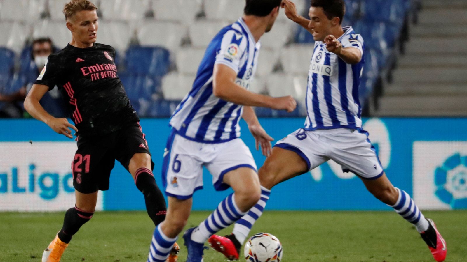 Odegaard busca el pase ante la oposición de la defensa realista