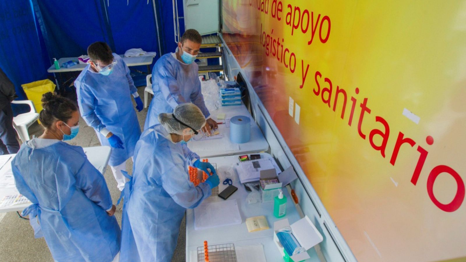 Sanitarios durante la realización de test voluntarios a jóvenes en Laviana, Asturias