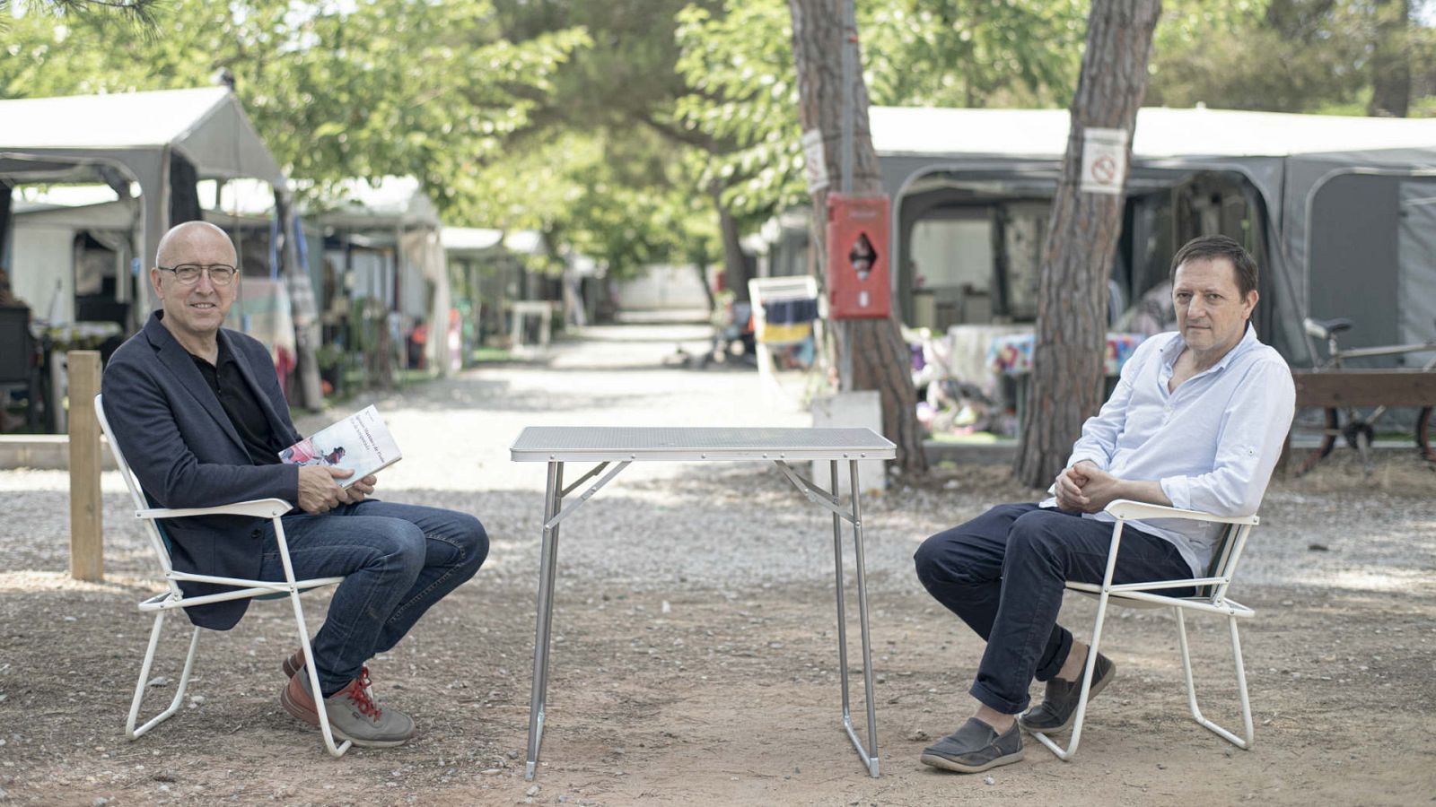 Óscar López con el escritor Ignacio Martínez de Pisón