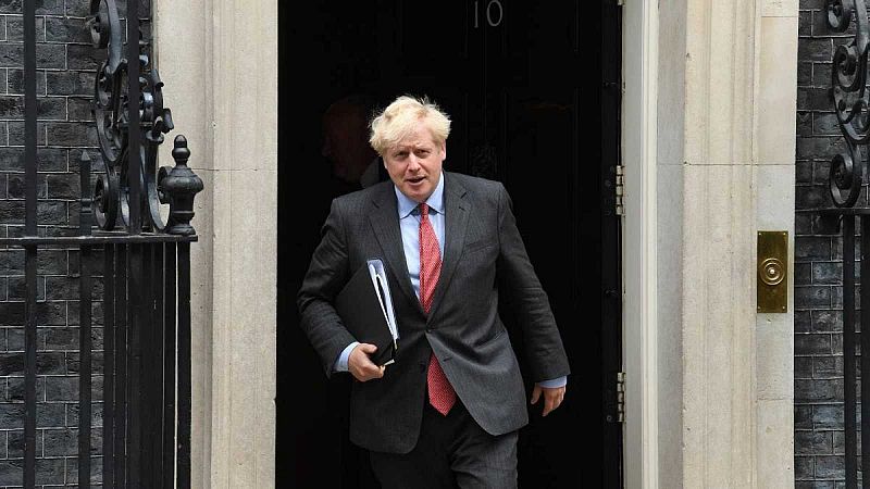 Johnson hace obligatorias las mascarillas en restaurantes y tiendas ante el "peligroso" momento que vive Reino Unido