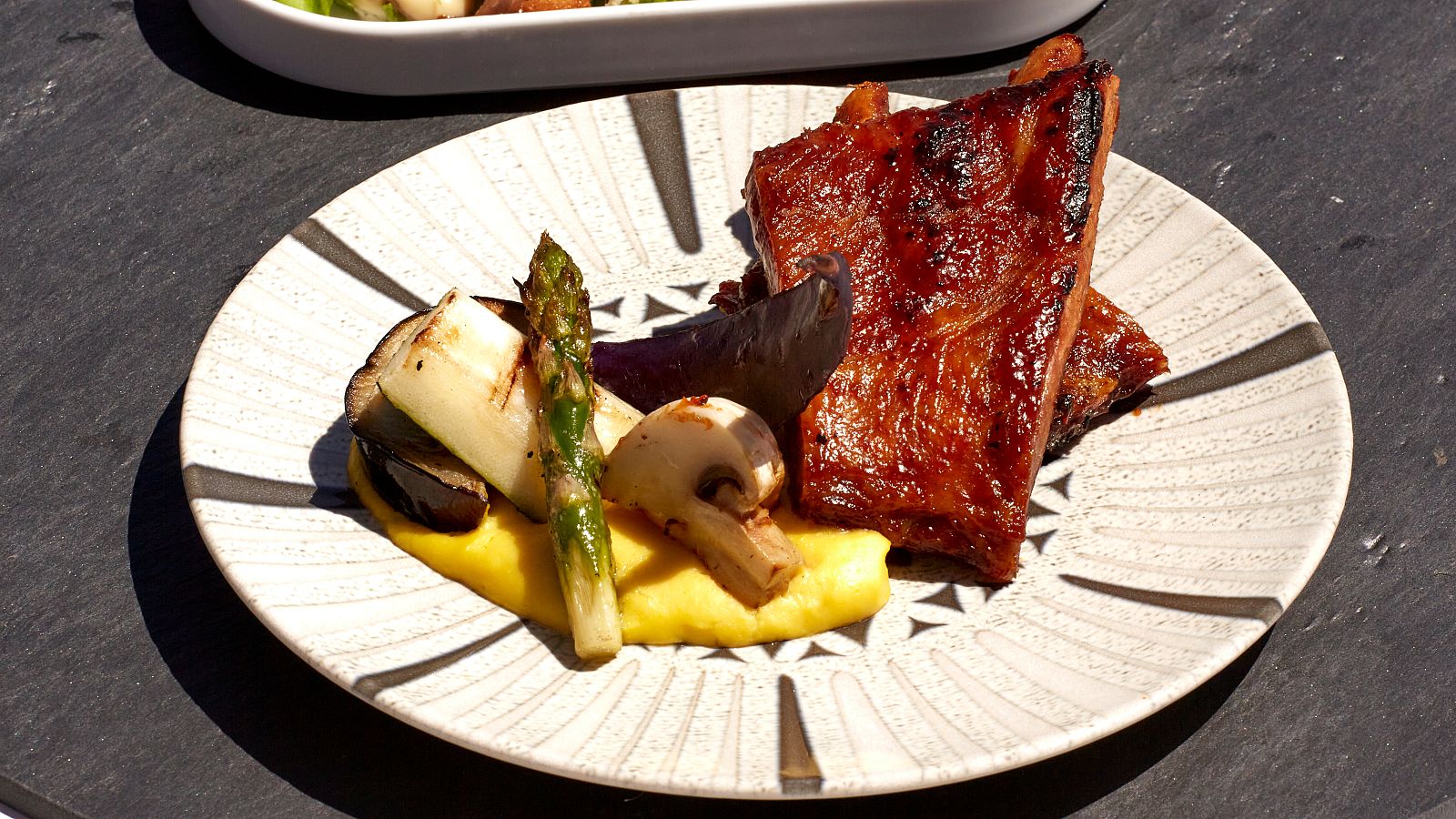 Costillas glaseadas a la barbacoa, crema de maiz y parrillada de verduras