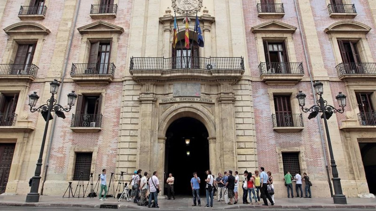 Puerta principal del TSJ de la Comunidad Valenciana