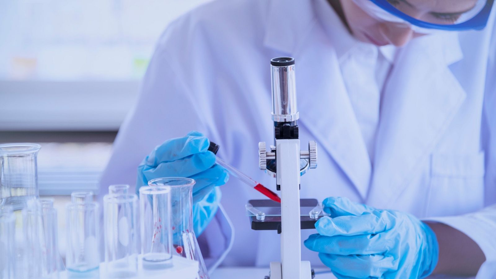 Análisis del coronavirus SARS-CoV-2 en un laboratorio