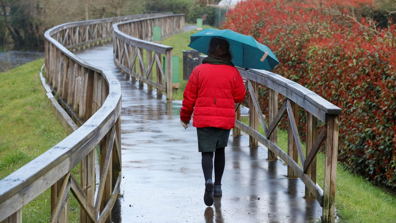 Un fuerte temporal de viento, oleaje y lluvias pone en alerta a trece comunidades
