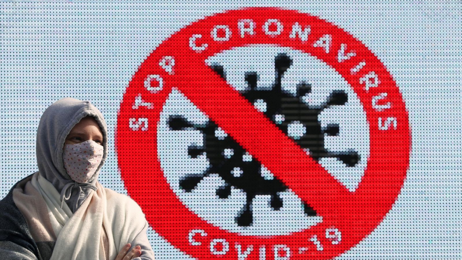 Un mural conciencia sobre la seguridad frente a la COVID-19 en Bruselas