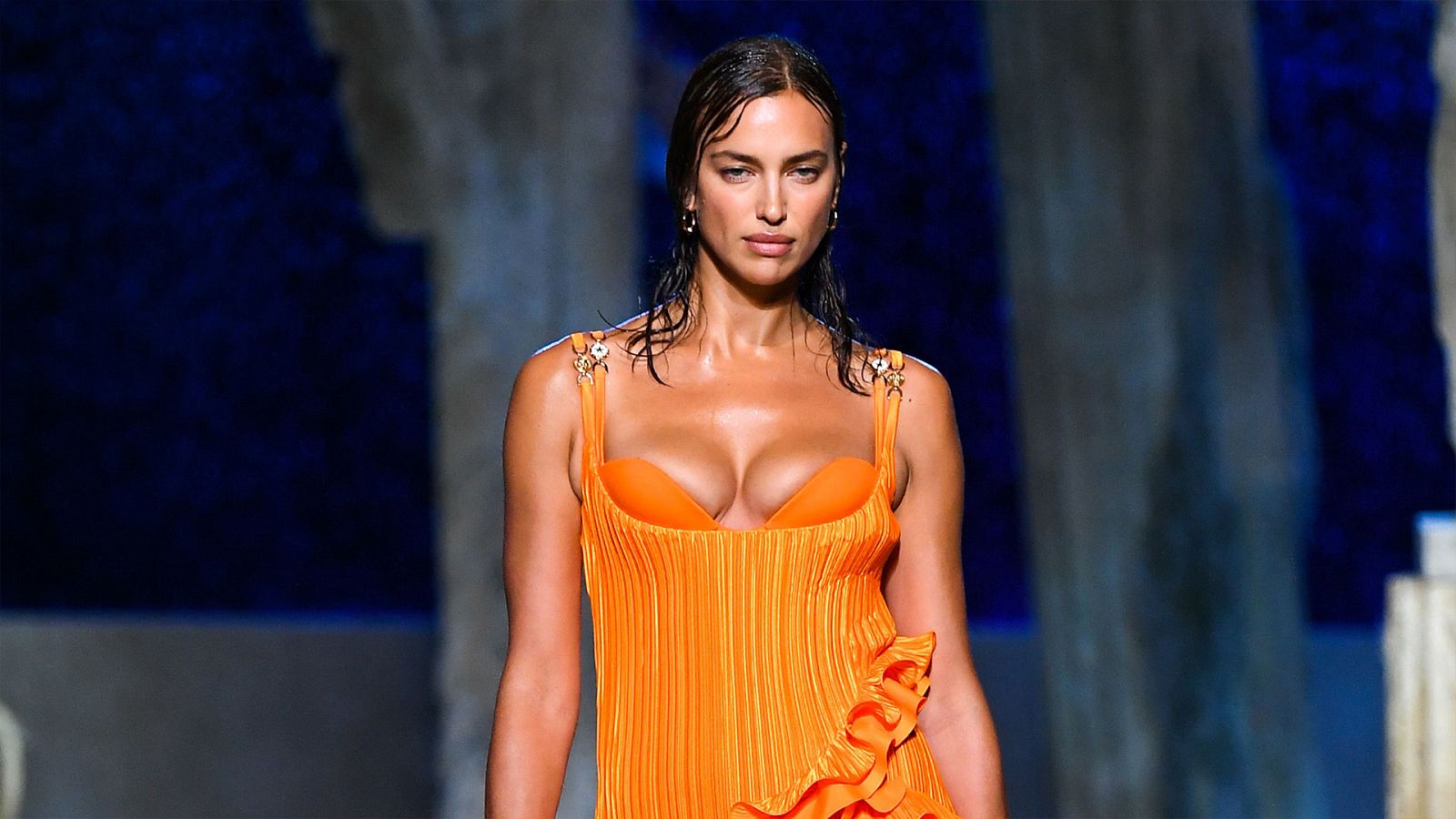Irina Shayk en el desfile de Versace en la Milan Fashion Week