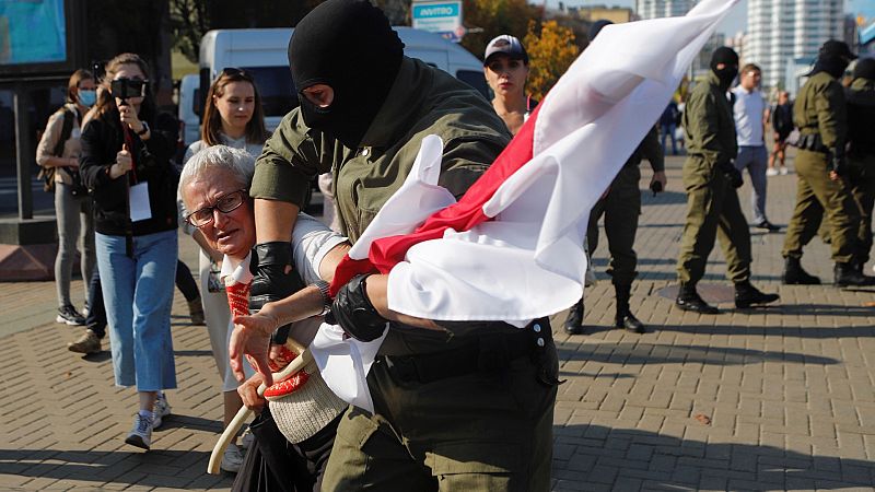Casi un centenar de detenidos en Minsk en las protestas de mujeres contra Lukashenko