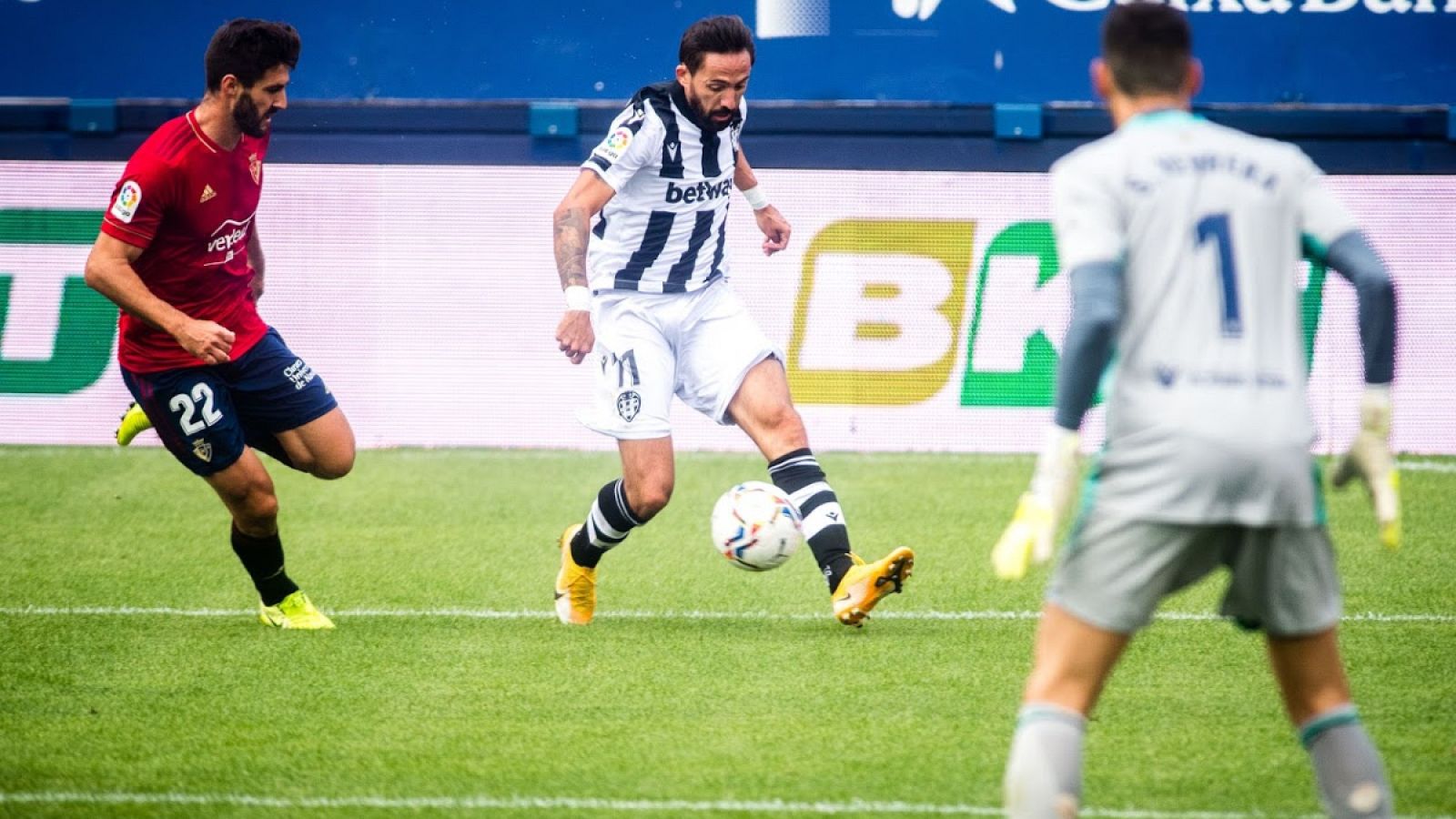 Morales busca el tiro a puerta