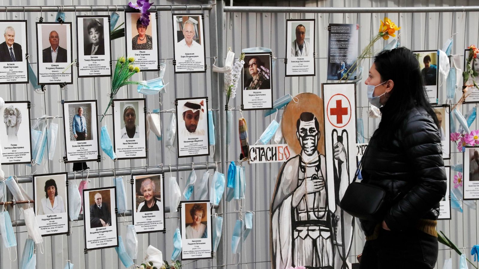 Una mujer observa un mural en homenaje a los sanitarios fallecidos por COVID-19 en San Petesburgo