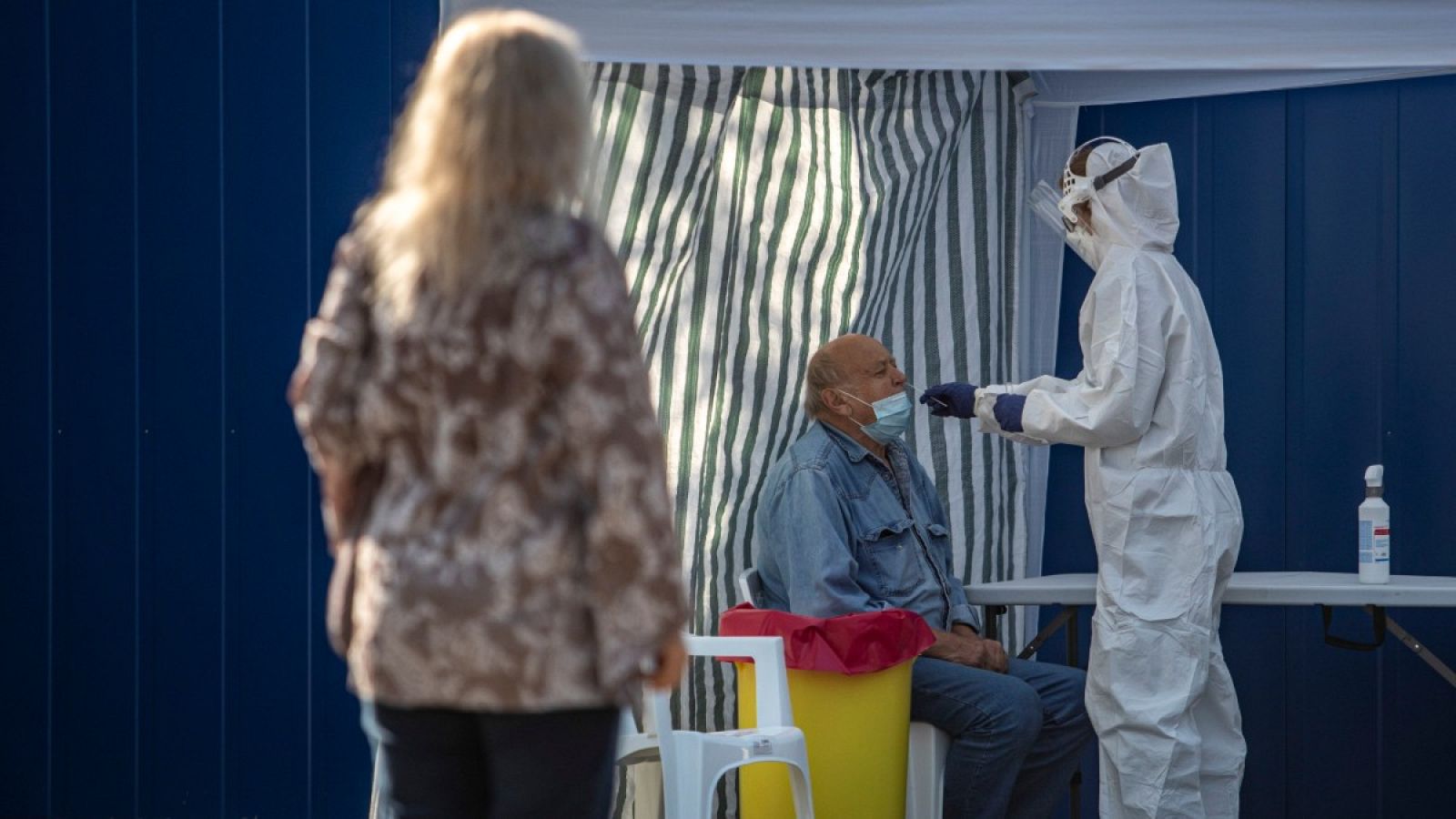 Un sanitario realiza una PCR a un hombre