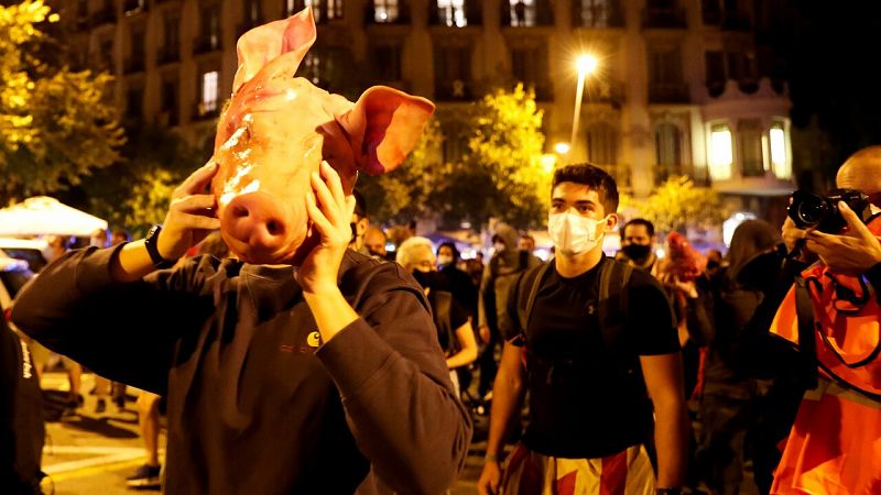 Concentraciones ante los ayuntamientos de toda Cataluña para protestar por la inhabilitación de Torra