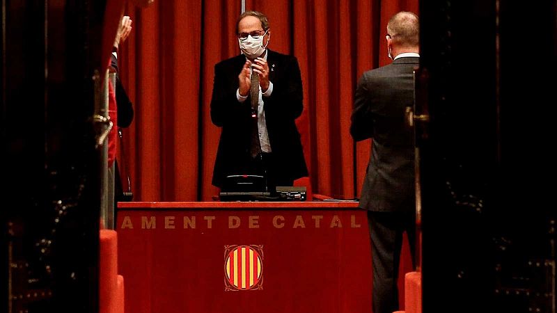 Torra vuelve al Parlament tras su destitución para denunciar un "golpe de Estado" contra Cataluña 