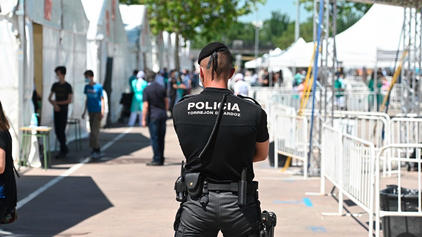 Un Policía Nacional vigila la realización de test de seroprevalencia en el recinto ferial de Torrejón de Ardoz
