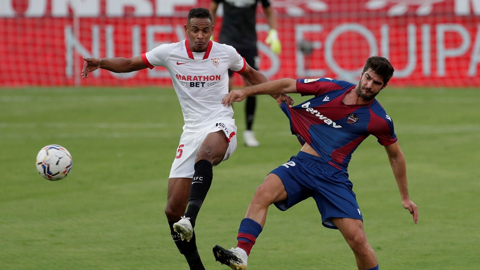 Fernando Reges (i) pelea un balón con Gonzalo Melero