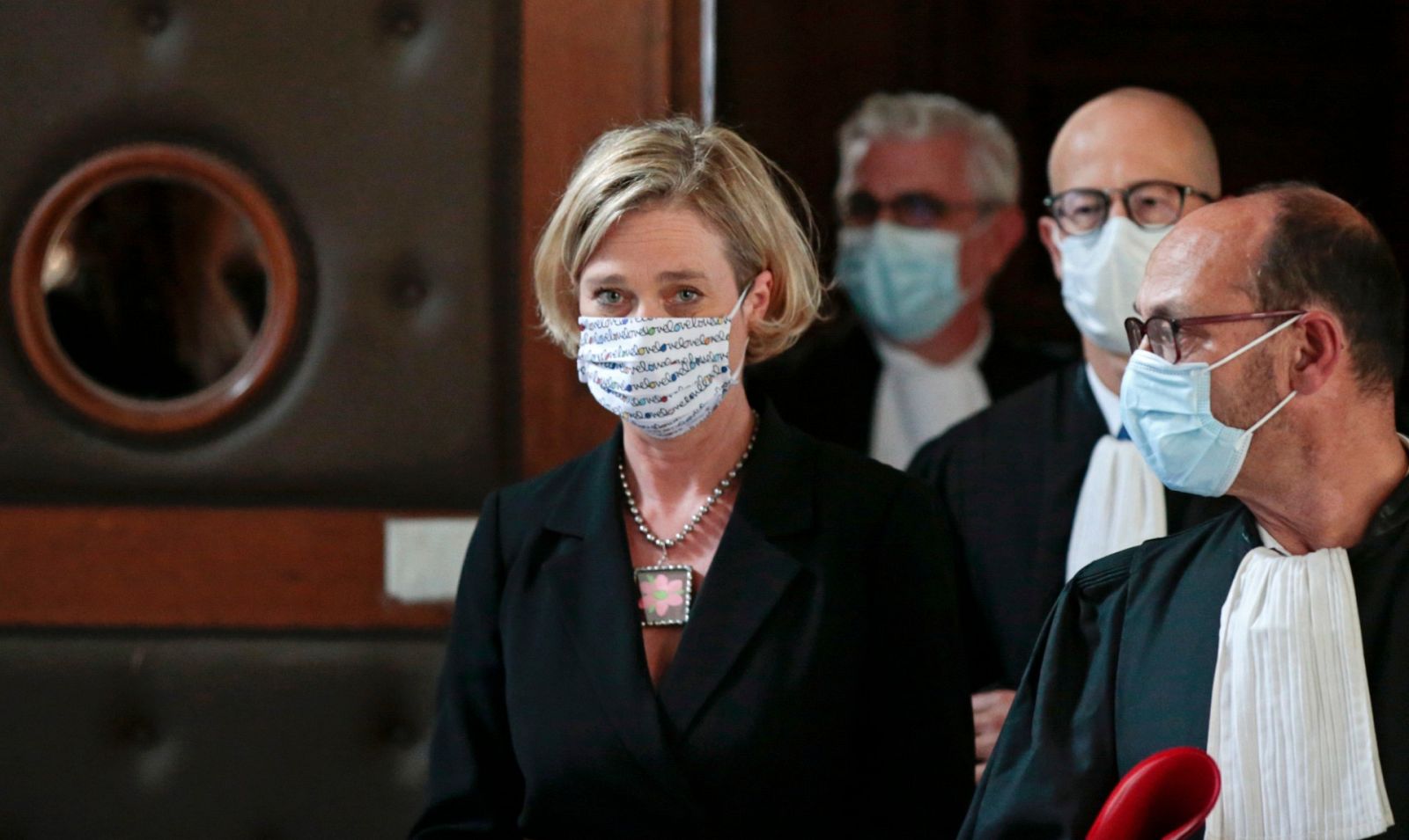 La artista belga Delphine Boël acompañada por su abogado en la última vista sobre la  petición de reconocimiento de la paternidad del monarca.