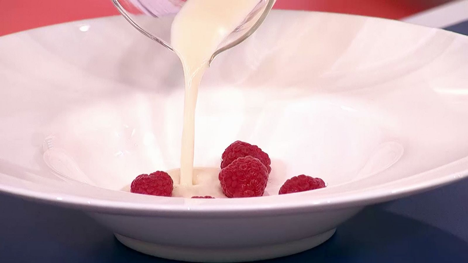 sopa fría de chocolate blanco, almendra y frambuesas