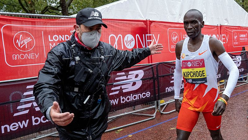 Kipchoge cede en Londres con triunfo final del etíope Kitata; Kosgei, reina del maratón femenino