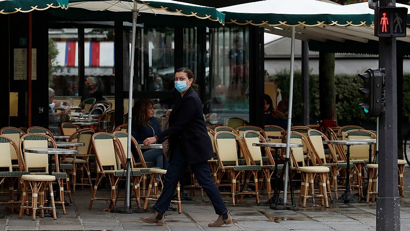 París cierra los bares y restringe las universidades y los restaurantes