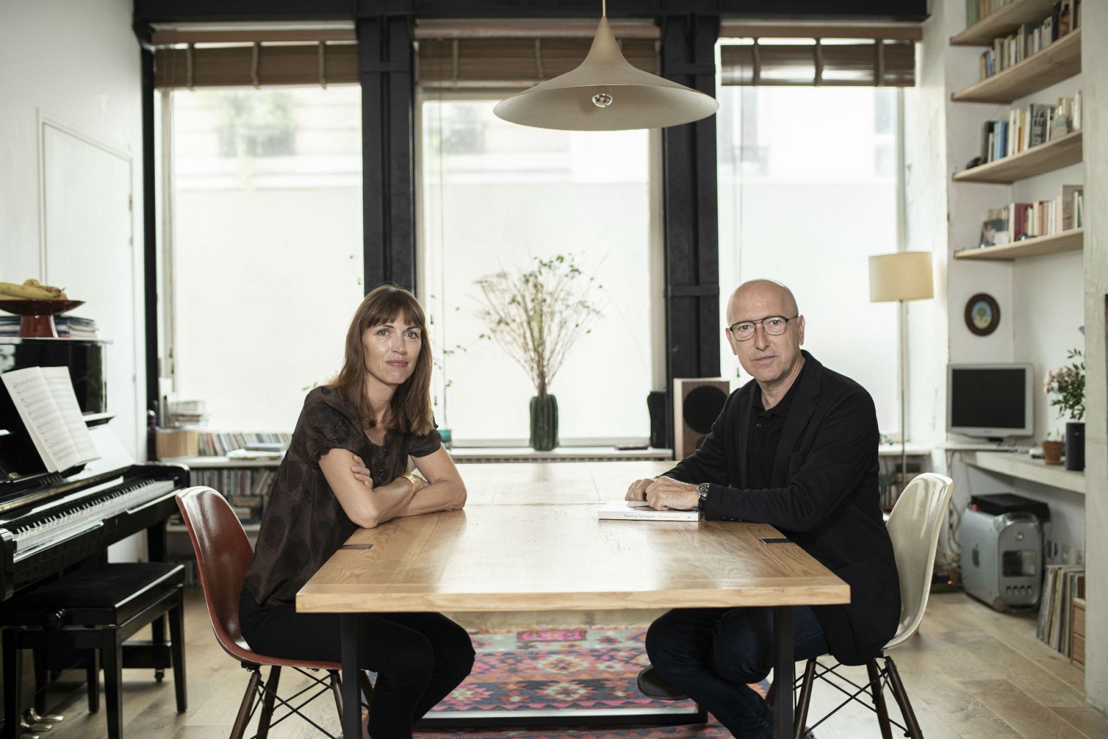 Óscar López con la escitora Vanessa Springora