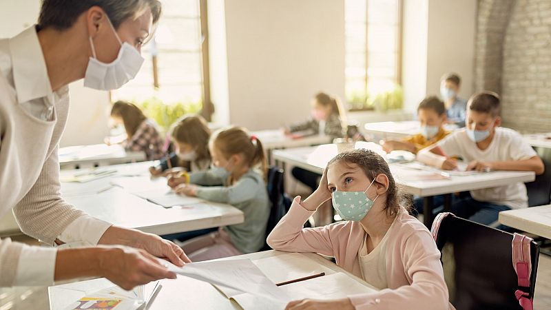 Los profesores reivindican su labor y exigen más recursos frente a la COVID-19 en el Día Mundial del Docente 