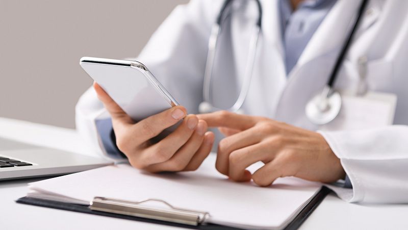 La familia de una mujer que murió de cáncer tras tres meses sin una consulta presencial: "La COVID no lo justifica todo"