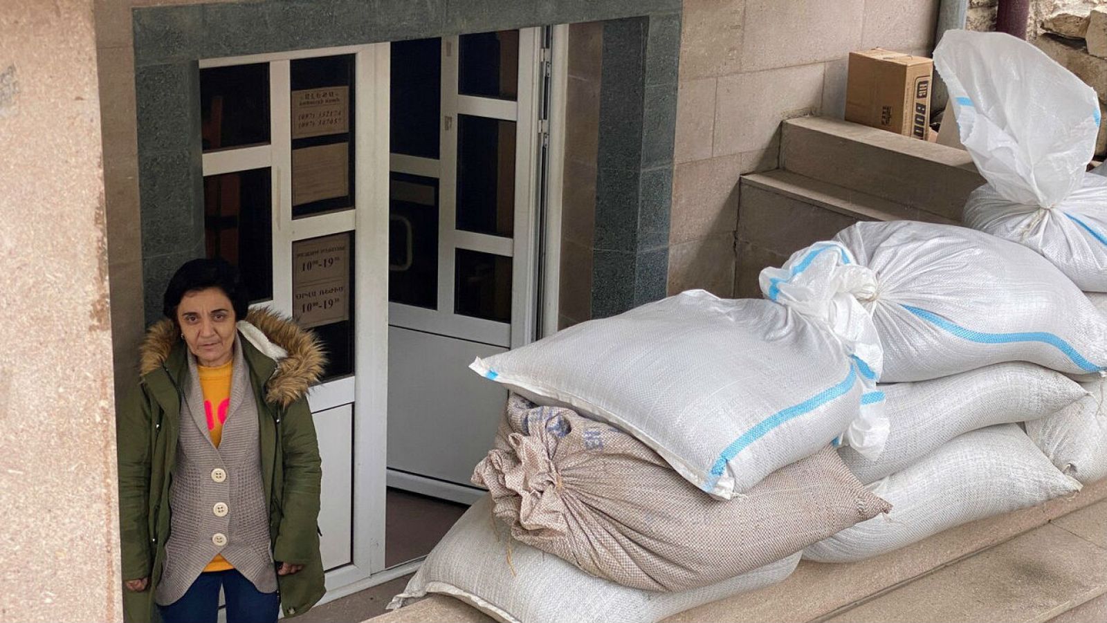 Una mujer en un refugio antibombardeo