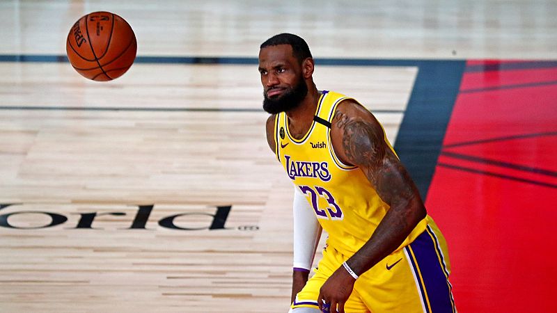 James y Davis ponen a los Lakers a un triunfo del título de campeones