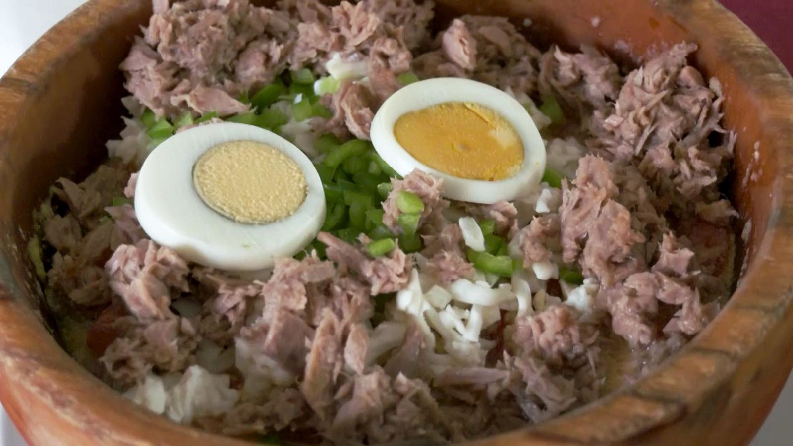 Santi Rodríguez cocina la auténtica pipirrana de Jaén