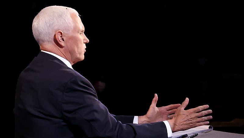 Del "no me sermonee" a la mosca que se posó en la cabeza de Pence: los momentos del debate vicepresidencial de EE.UU.