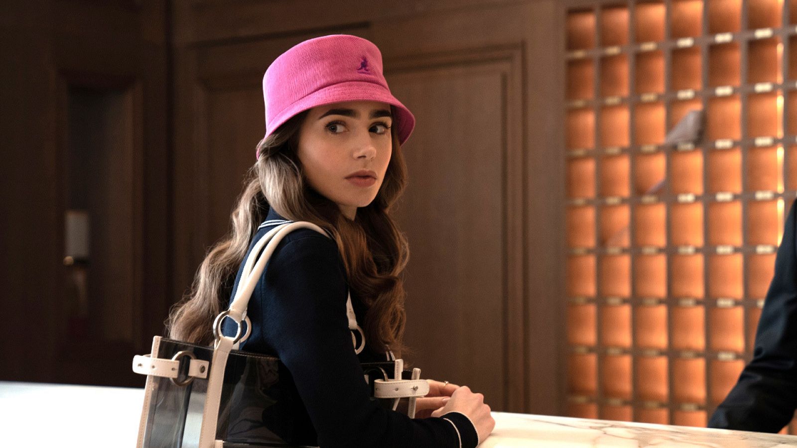 Lily Collins es 'Emily in Paris' en la nueva serie de Netflix