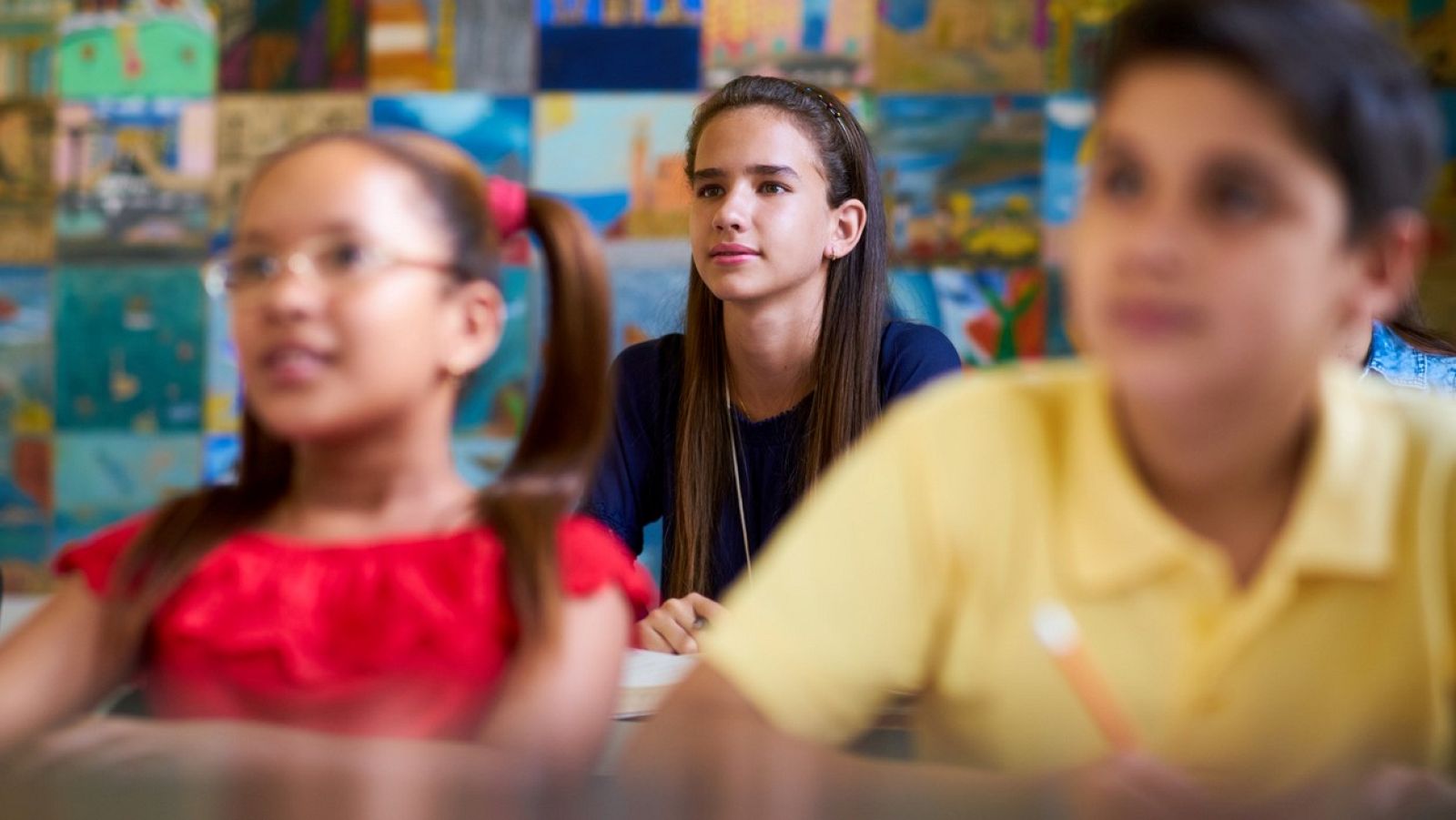 Niña escuchando en la escuela