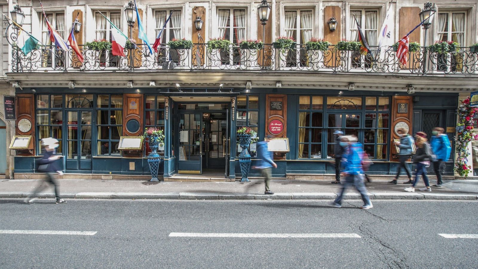 El aumento de casos ha llevado al cierre de bares y cafeterías en París.